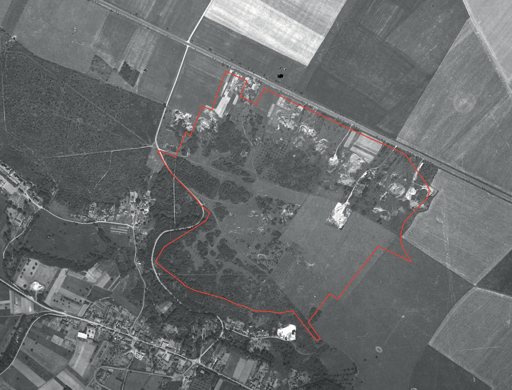 1933-1967 : 
Le site semble exploité en tant que carrière. Le reste du site est enherbé et de plus en plus boisé
sur sa moitié ouest.
Source : Remonter le temps_IGN
