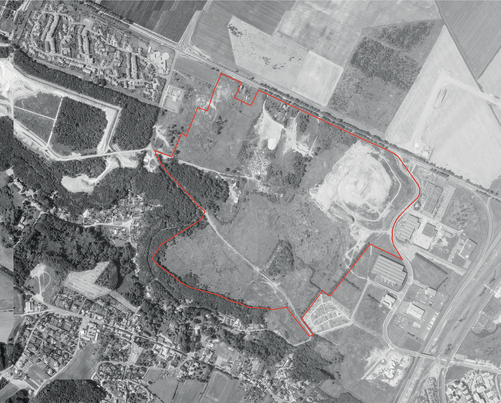 1975-1985 :
C’est le début du phénomène d’élévation de la Colline (1981) avec le dépôt des monticules et
matériaux de construction de la Ville Nouvelle.
Source : Remonter le temps_IGN