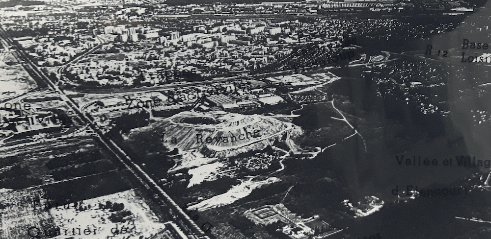 1982 :
Photo aérienne de la Colline. Formée par l’accumulation des déblais issus des excavations liés
aux travaux des aménagements de la Ville Nouvelle dans les années 1960-1970.
Source : Photo à partir de l’étude historique, documentaire et memorielle de IDDEA, 2019